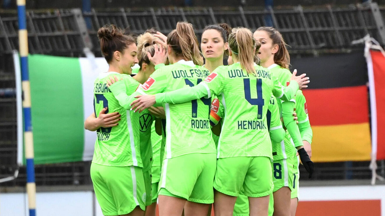 Die Frauen des VfL Wolfsburg umarmen sich nach einem Tor im Spiel gegen Potsdam.