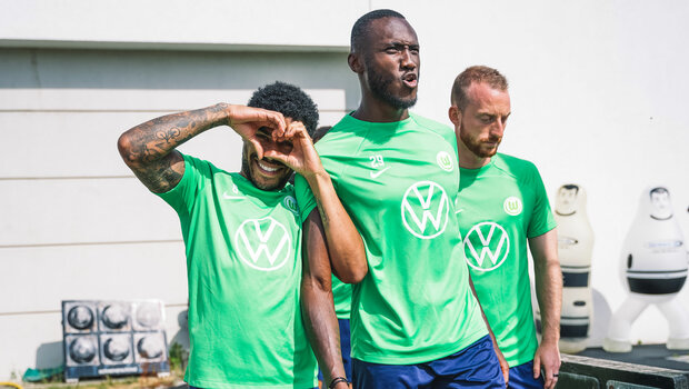 Der VfL Wolfsburg-Spieler Paulo Otavio macht mit seinen Händen ein Herz.
