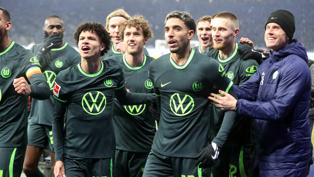 Der VfL-Wolfsburg-Spieler Omar Marmoush jubelt gemeinsam mit seiner Mannschaft nach einem Sieg in der Bundesliga.
