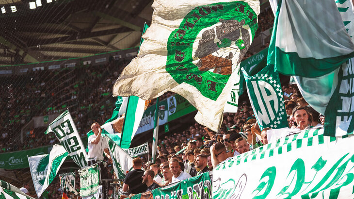 Die Fans des VfL Wolfsburg während einem Spiel.