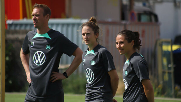 Das Trainerteam der VfL-Wolfsburg-Frauen steht nebeneinander auf dem Trainingsplatz.