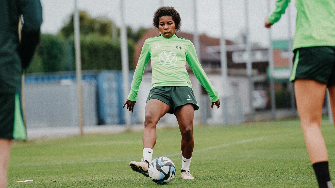 VfL-Wolfsburg-Spielerin Lineth Beerensteyn schießt den Ball.