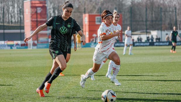 Die VfL-Wolfsburg-Spielerin Caitlin Dijkstra läuft mit dem Ball.