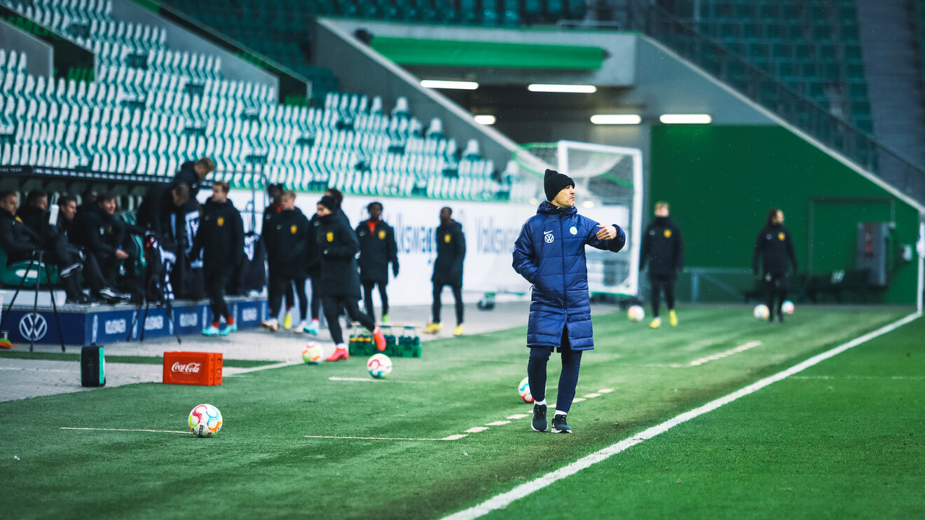 Cheftrainer Nico Kovac vom VfL Wolfsburg am Spielfeldrand