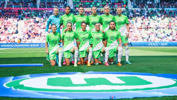 Die Startelf des VfL Wolfsburg posiert für ein Gruppenbild im Philips Stadion in Eindhoven.