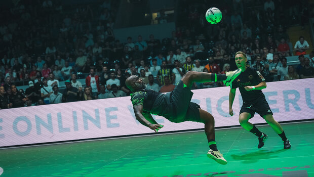 Grafite, Mitspieler beim VfL Wolfsburg in der Infinity League, macht einen Fallrückzieher.