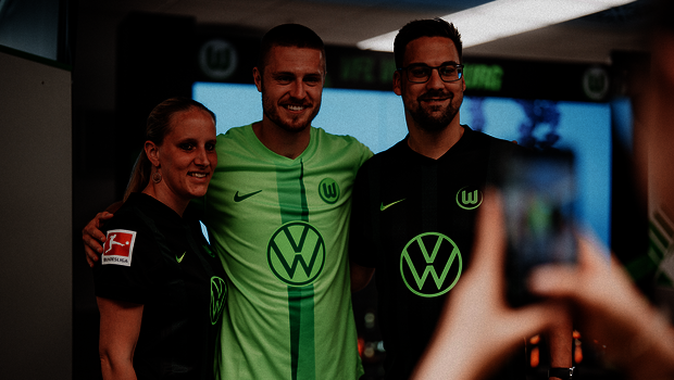 VfL-Wolfsburg-Spieler Mattias Svanberg macht ein Foto mit Fans beim Trikot Launch Event.