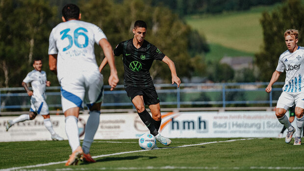 Ein VfL-Wolfsburg-Spieler am Ball.
