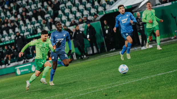 Der VfL-Wolfsburg-Spieler Mohamed Amoura läuft zum Ball.