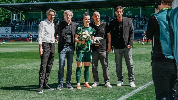 VfL-Wolfsburg-Spielerin Marina Hegering wird verabschiedet.
