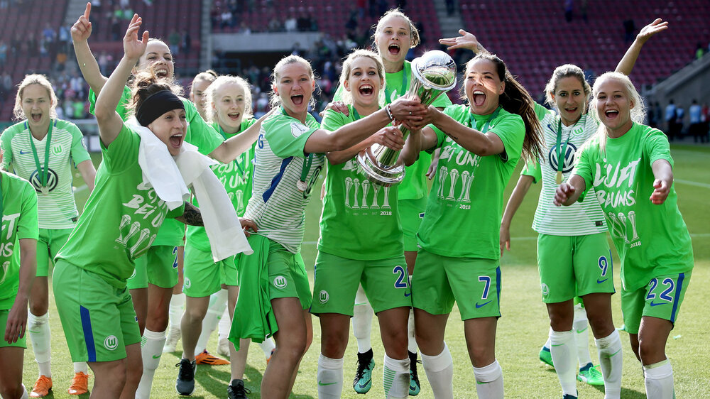 Die Wölfinnen um Alexandra Popp, Lena Goeßling und Sara Gunnarsdottir bejubeln den DFB-Pokalsieg. 