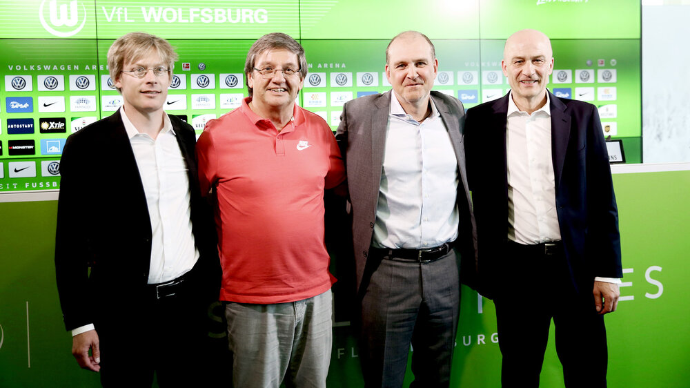 Schumacher, Hotze, Schmadte und Witter stehen lächelnd nebeneinander.