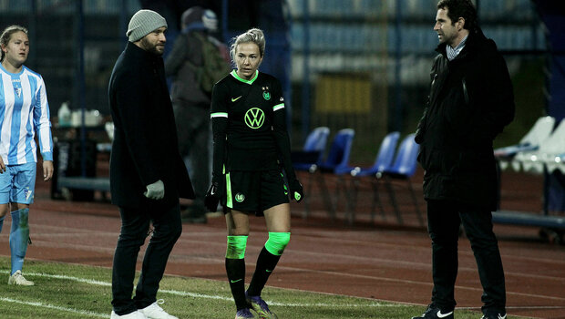 Zsanett Jakabfi redet am Spielfeldrand mit ihren Trainern Stephan Lerch und Ralf Kellermann.