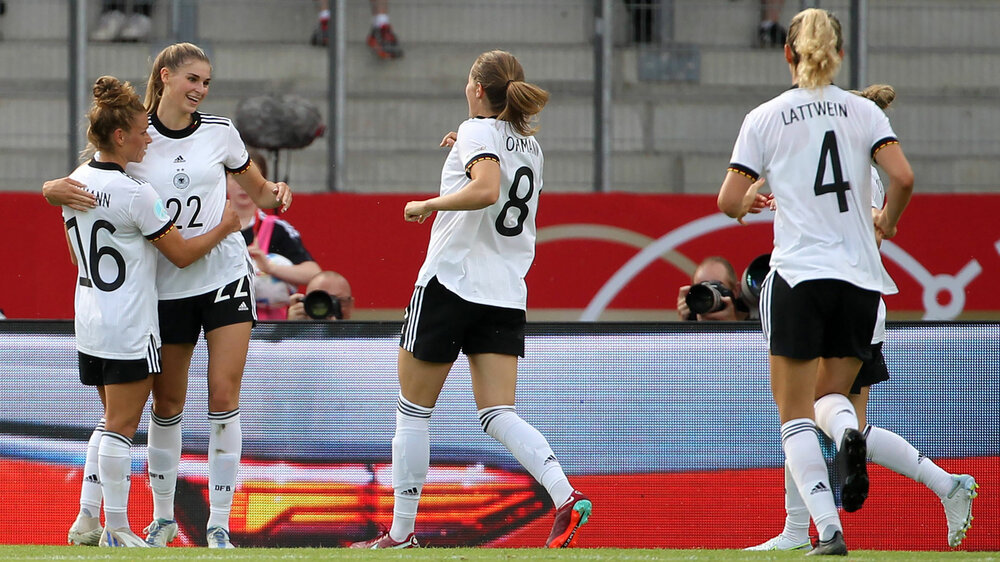 Die VfL Wolfsburg-Spielerin Jule Brand jubelt mit ihren Teamkolleginnen der Nationalmannschaft.