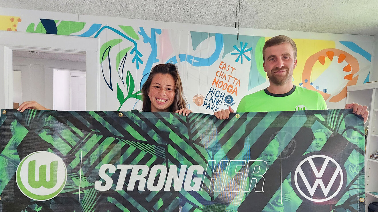 Der StrongHer Banner des VfL Wolfsburg.