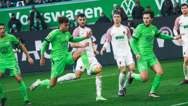 Der VfL Wolfsburg-Spieler Luca Waldschmidt beim Torschuss.