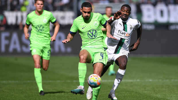 VfL-Wolfsburg-Spieler Lacroix im Duell mit Gladbach Spieler.