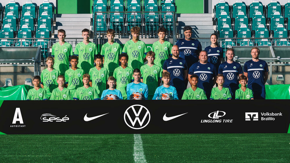 Die U14 des VfL Wolfsburg posiert für ein Gruppenfoto.