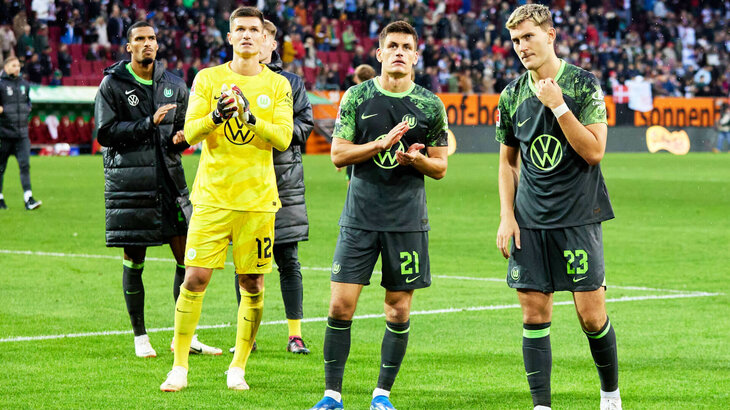 Die Mannschaft des VfL Wolfsburg blickt klatschend auf die Tribüne.