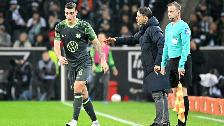 VfL-Wolfsburg-Cheftrainer Nico Kovac spricht von der Seitenlinie aus mit Verteidiger Cedric Zeisinger.