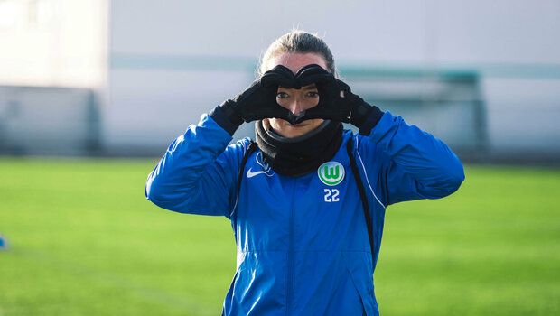 Die VfL-Wolfsburg-Spielerin Lisa Schmitz macht ein Herz mit ihren Händen.