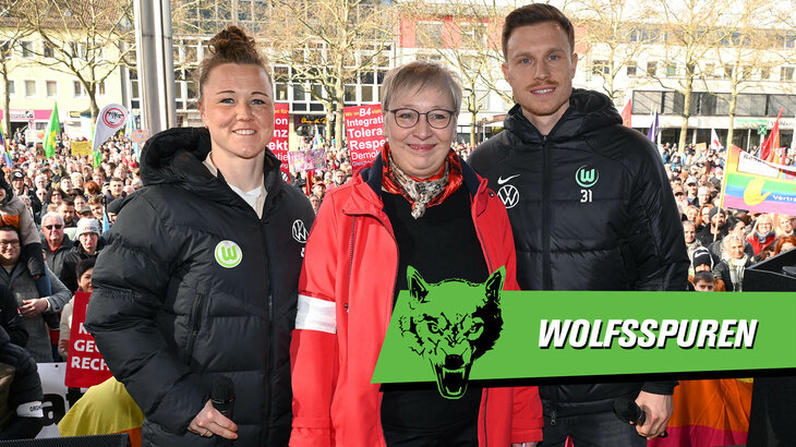 VfL Wolfsburg Spielerin Hegering und Spieler Gerhardt posieren bei einer Kundgebung gegen Rechts in Wolfsburg mit Stadträtin Iris Bothe.