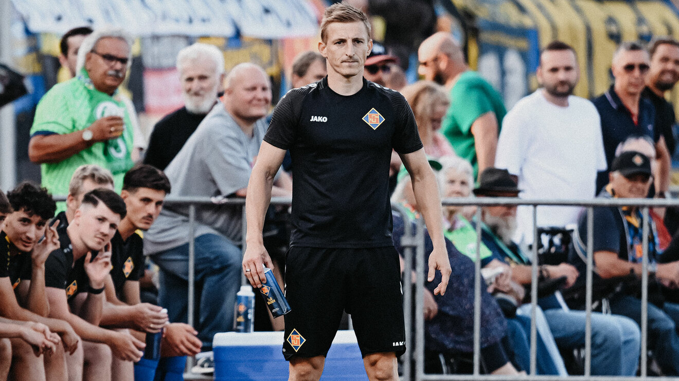 Koblenz-Trainer Michael Stahl am Spielfeldrand.