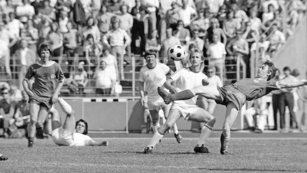 Ein historisches schwarz-weiß-Bild eines Schusses bei einer Partie des VfL Wolfsburg gegen den FC St. Pauli.