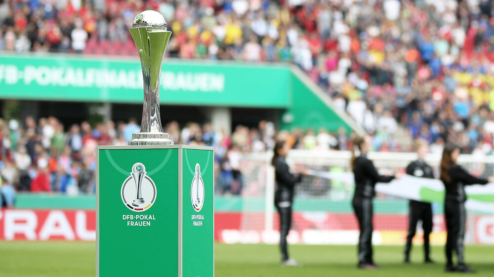 Die DFB-Pokal-Trophäe der Frauen auf dem Spielfeld vor dem Finale 2018 in Köln.