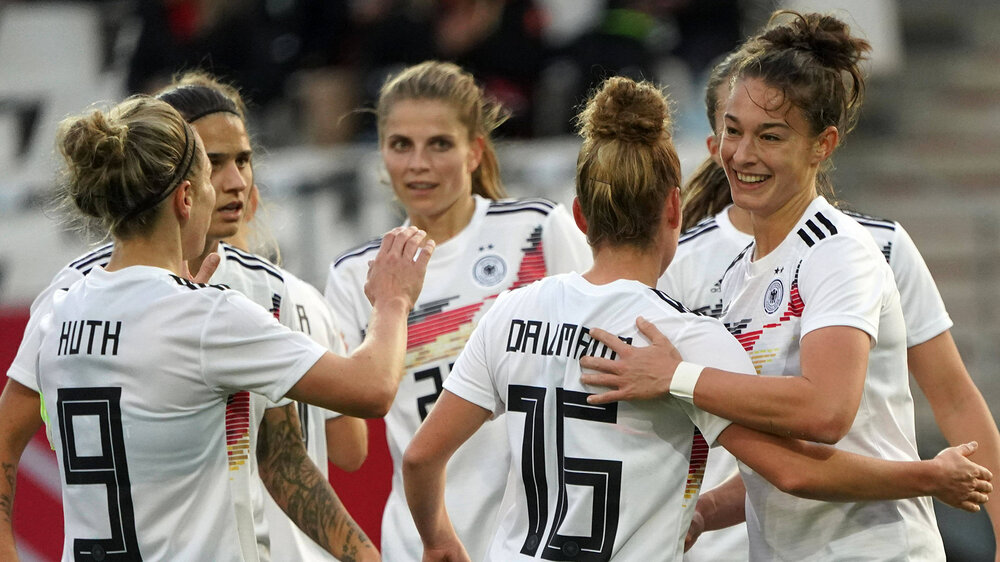 Die VfL-Spielerinnen Felicitas Rauch, Tabea Waßmuth und Svenja Huth jubeln beim Spiel der deutschen Nationalmannschaft gegen Israel 