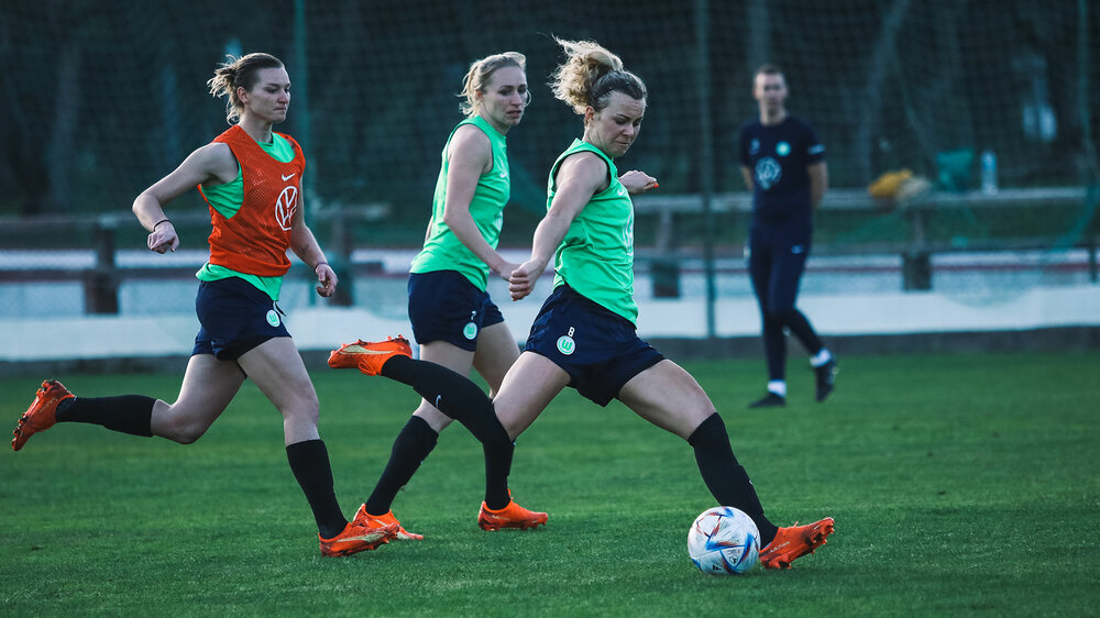 VfL-Wolfsburg-Spielerin Lena Lattwein schießt im Laufen den Ball.