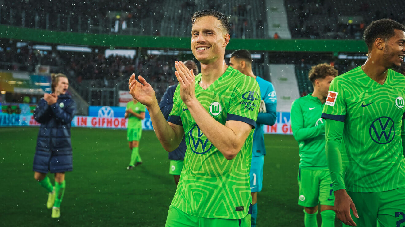 Der VfL-Wolfsburg-Spieler Yannick Gerhardt klatscht lachend in die Hände.