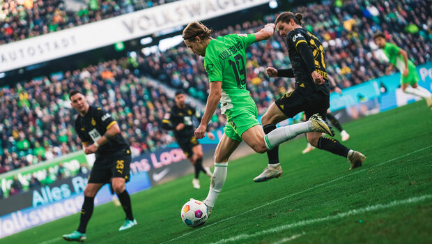Der VfL-Wolfsburg-Spieler Lovro Majer schießt den Ball.