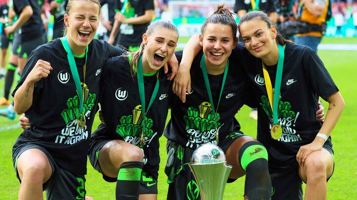 Die Spielerinnen des VfL Wolfsburg bejubeln gemeinsam den Gewinn des DFB Pokals.