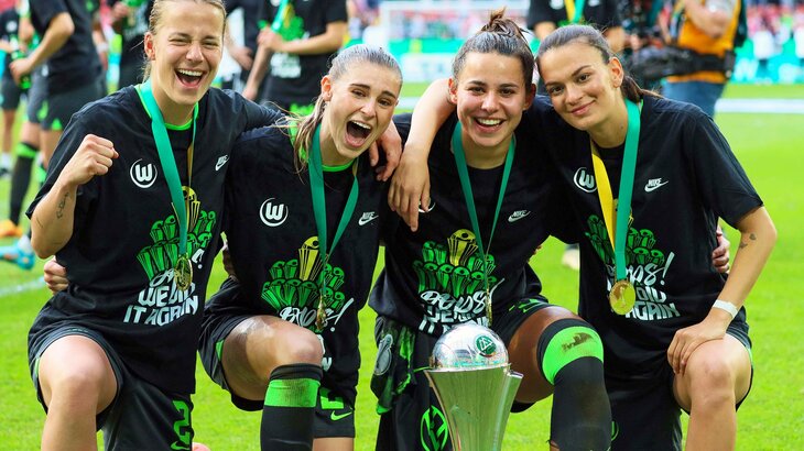 Die Spielerinnen des VfL Wolfsburg bejubeln gemeinsam den Gewinn des DFB Pokals.