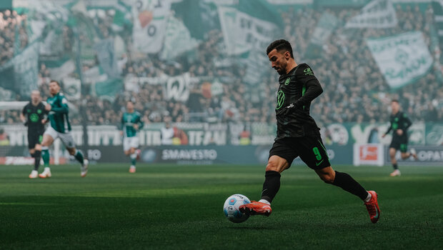 VfL-Wolfsburg-Spieler Mohammed Amoura läuft mit dem Ball.