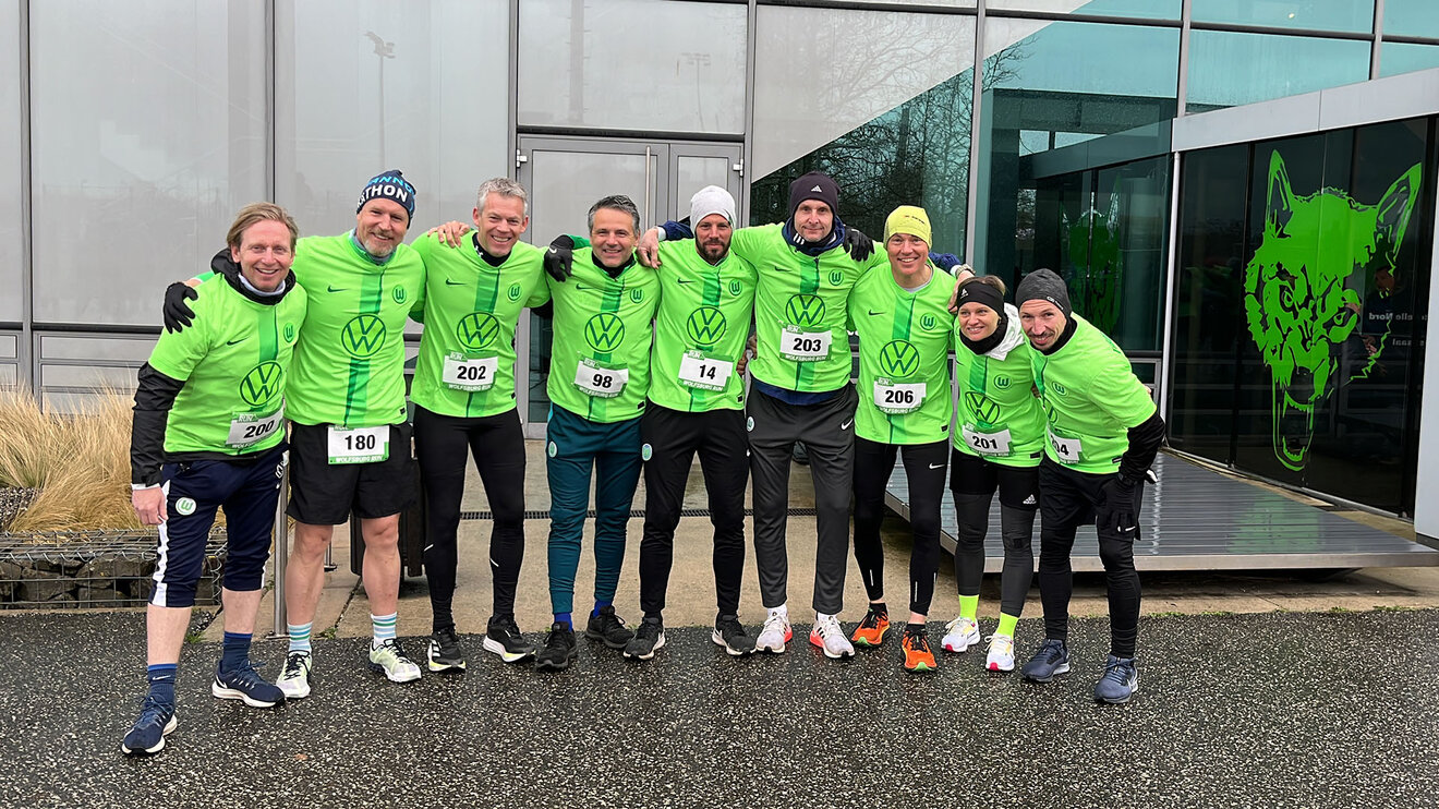 Das Wolfsburger Traditionsteam posiert gemeinsam vor dem Wolfsburg Run.