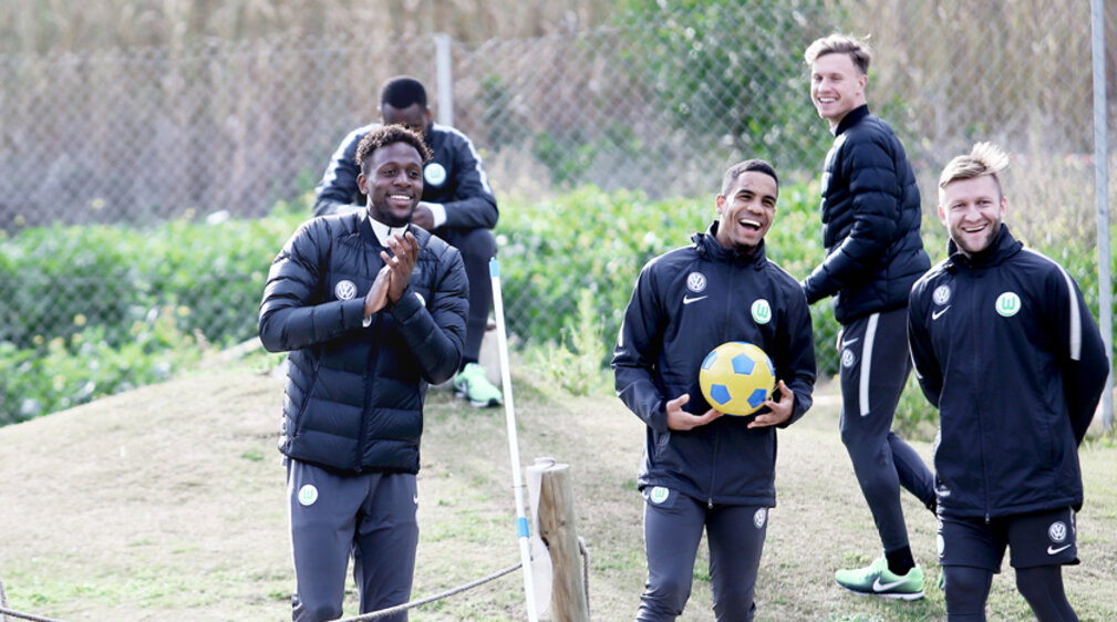 Die Spieler des VfL Wolfsburg lachen. 