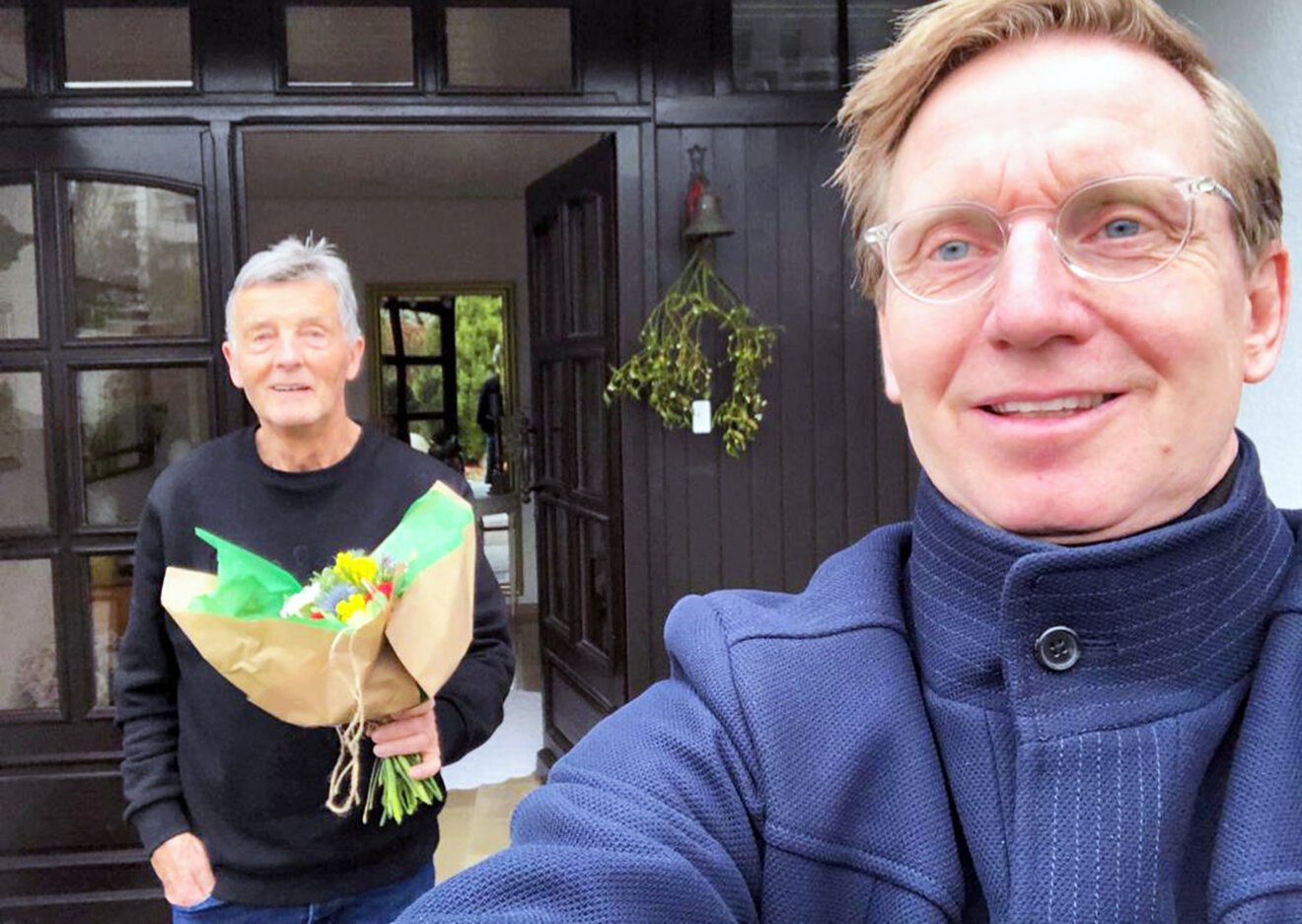 Der ehemalige VfL Wolfsburg Spieler Roy Präger überreicht einen Blumenstrauß.