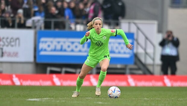 VfL-Wolfsburg-Spielerin Kathi Hendrich am Ball.
