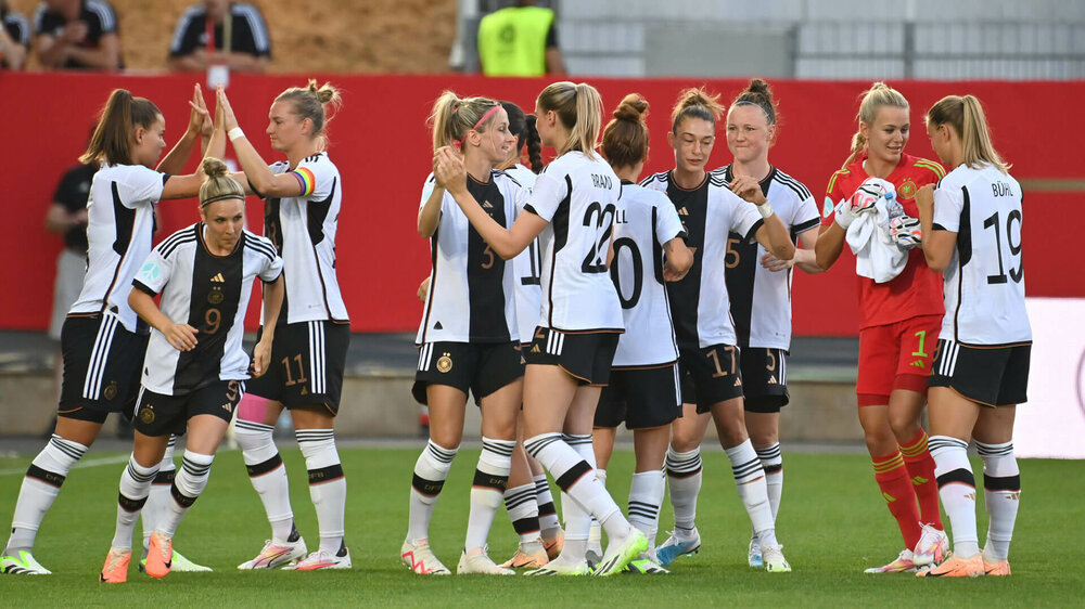Die Spielerinnen der deutschen Nationalmannschaft klatschen sich ab.