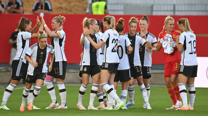 Die Spielerinnen der deutschen Nationalmannschaft klatschen sich ab.