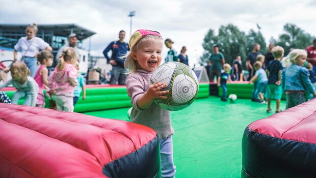 Kind spielt beim Familienfest des VfL Wolfsburg.