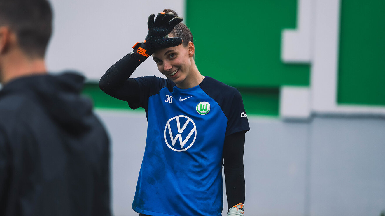 VfL-Wolfsburg-Spielerin Anneke Borbe lacht im Training.