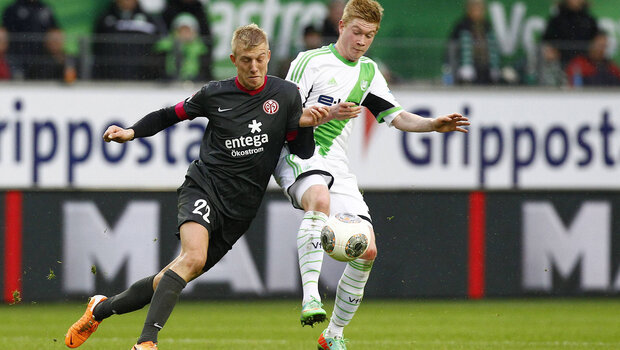 Ein Spieler des VfL Wolfsburg im Zweikampf.