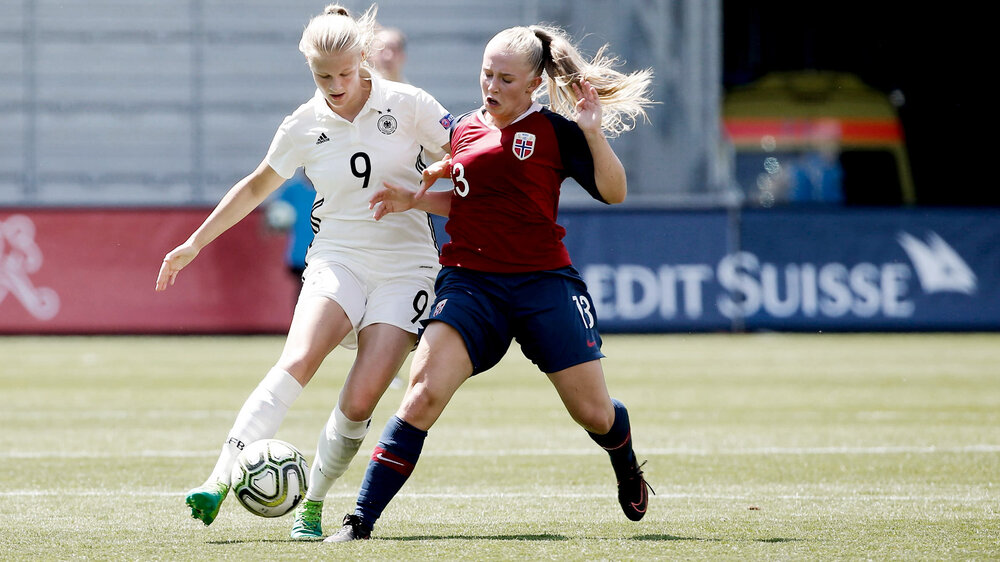 Anna-Lena Stolze mit dem Ball am Fuß gegen ihre norwegische Gegenspielerin. 