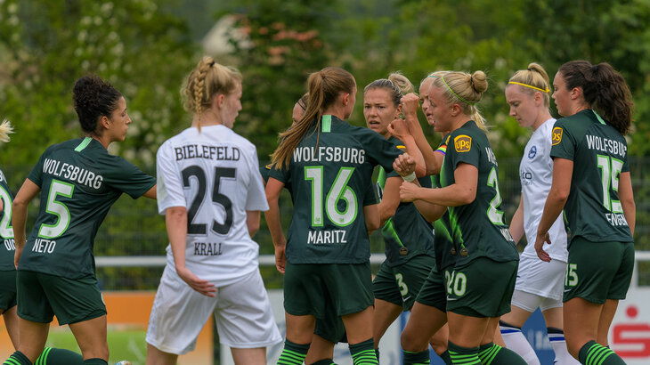 Die Frauenmannschaft des VfL Wolfsburg jubelt zusammen.