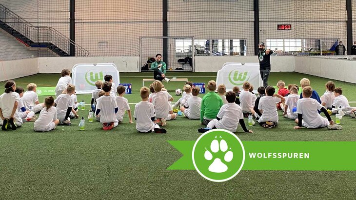 Kinder der VfL-Fußballschule in Wolfsburg stellen Paulo Otavio Fragen