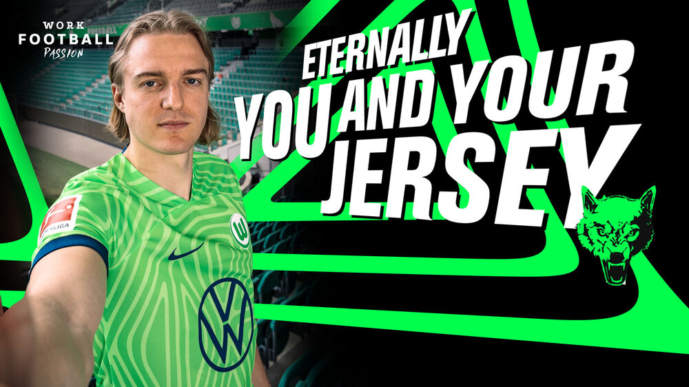 Sebastiaan Bornauw im neuen Trikot des VfL Wolfsburg. Rechts der Schriftzug Eternaly you and your jersey.