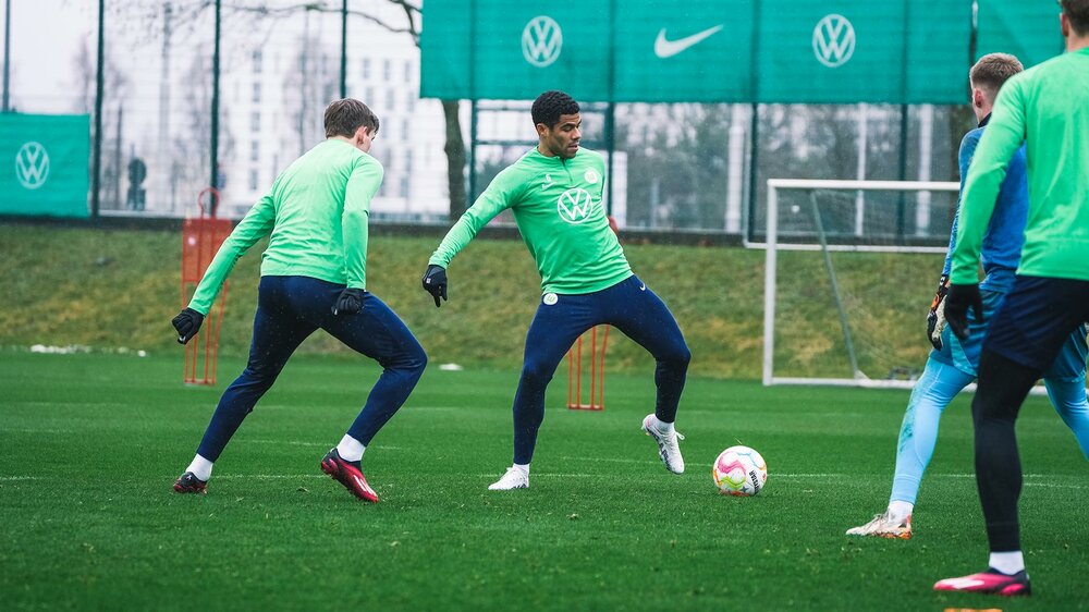 Die Spieler des VfL Wolfsburg passen sich gegenseitig den Ball zu.